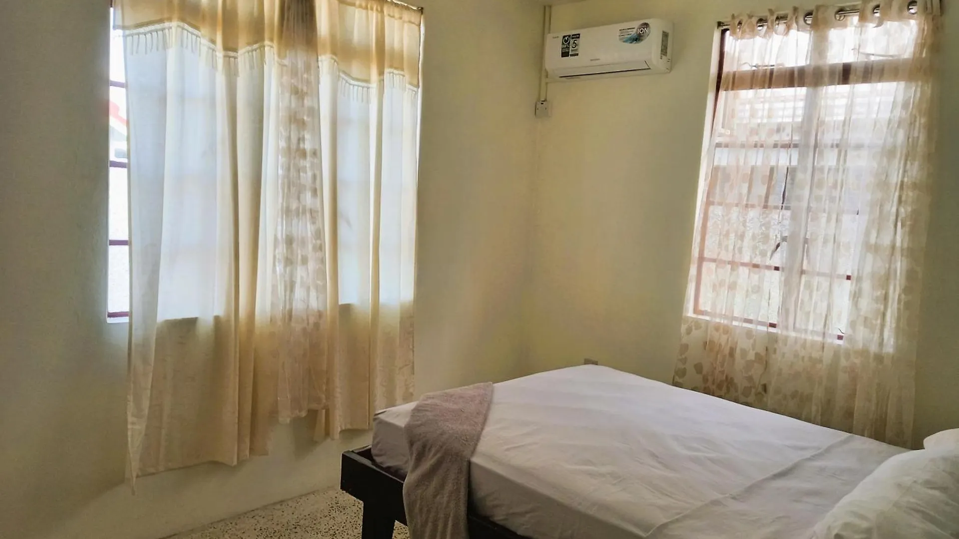 Dado'S Place - 2 Bedroom House With Ac And Verandah Calibishie Dominica