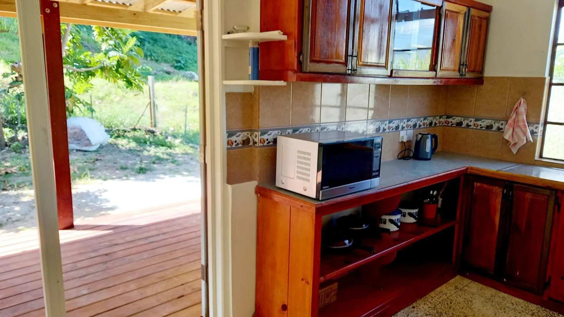Dado'S Place - 2 Bedroom House With Ac And Verandah Calibishie Holiday home