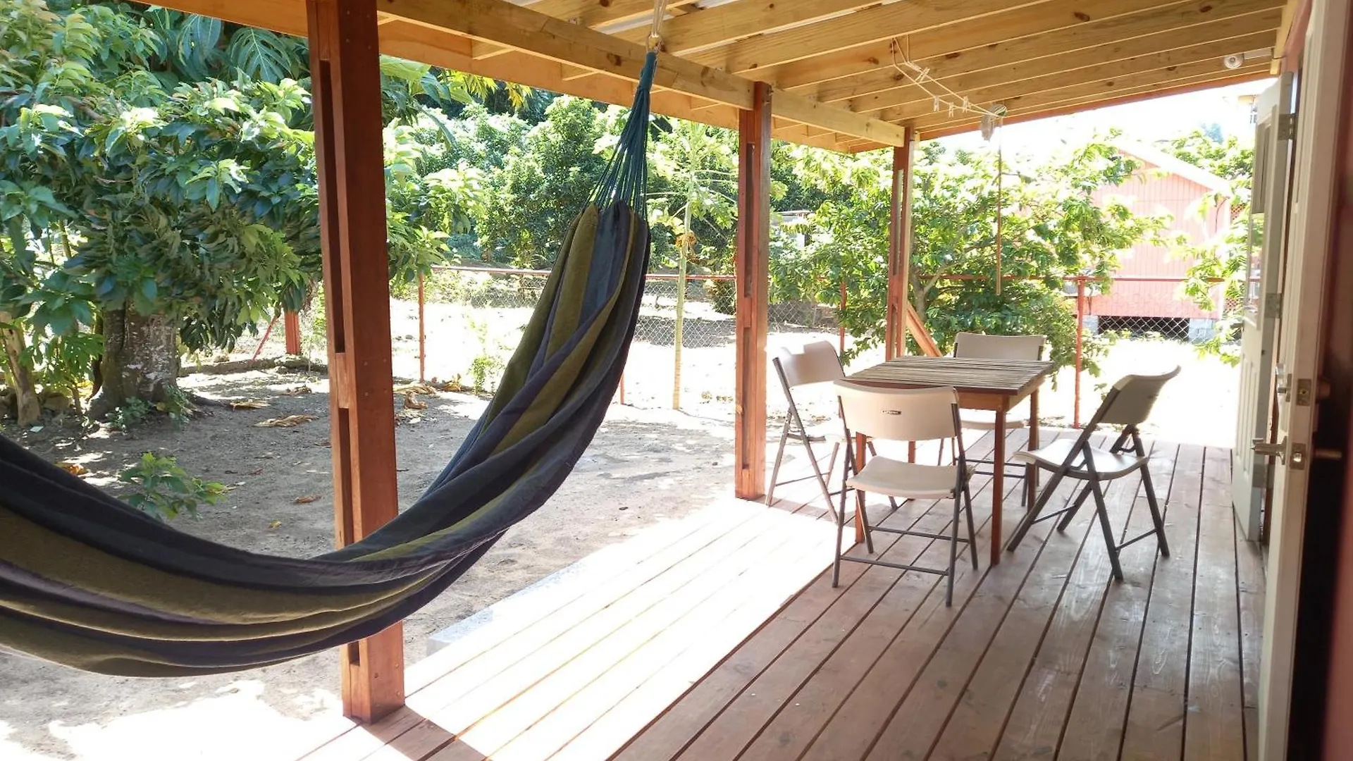Dado'S Place - 2 Bedroom House With Ac And Verandah Calibishie